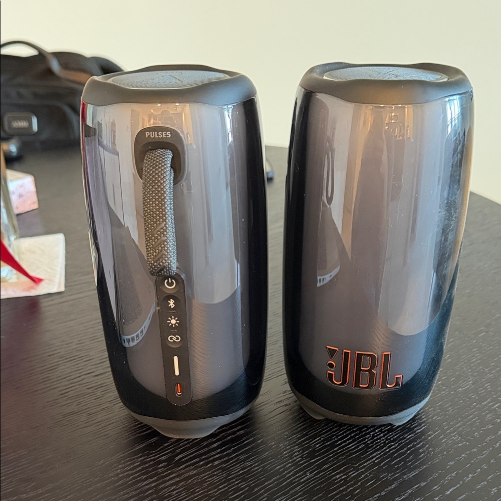 JBL Glossy Black Wireless Speakers